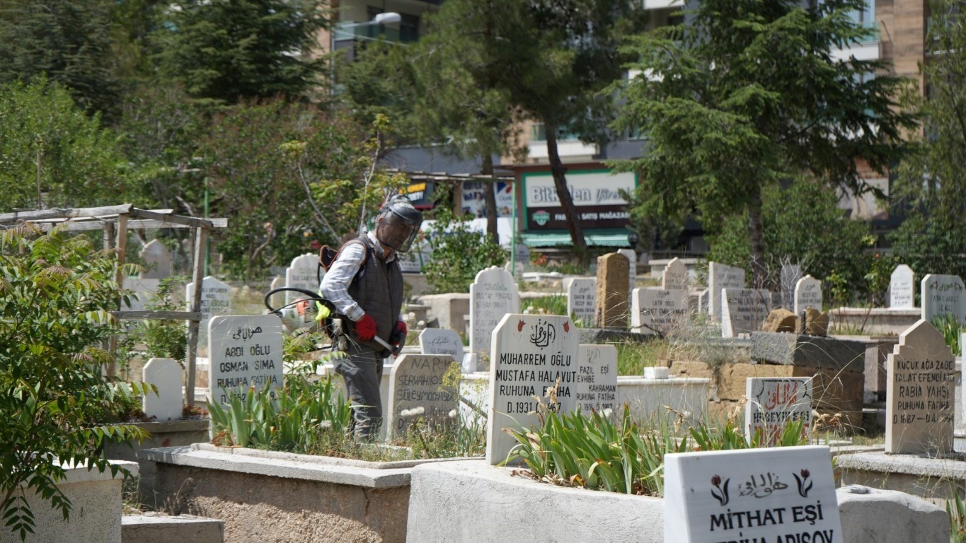 Niğde Belediyesi&rsquo;nden bayram &ouml;ncesi mezarlık temizliği ve bakımı
