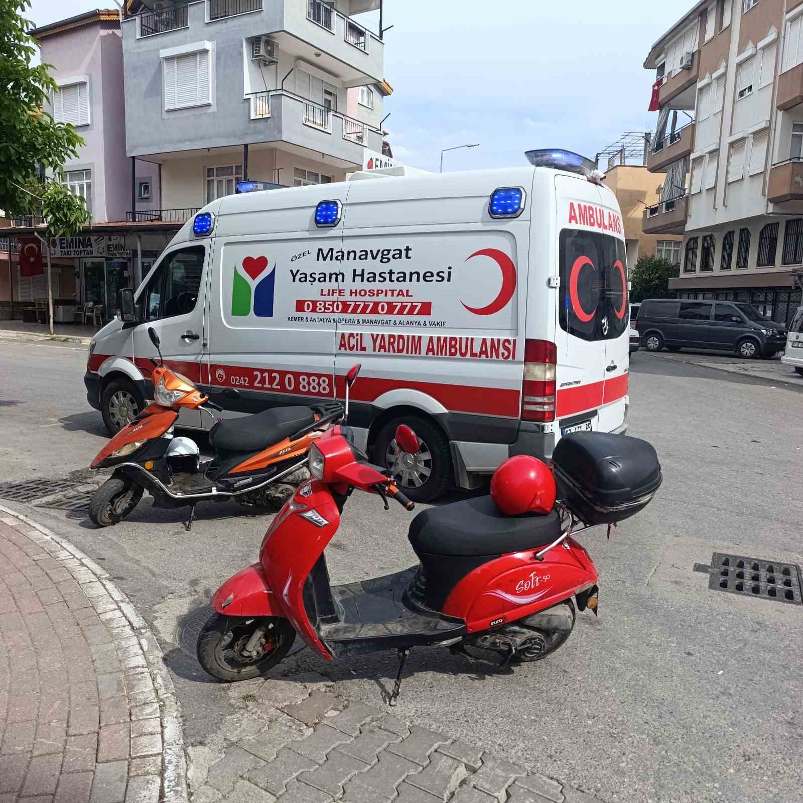 Kamyonete &ccedil;arpmamak i&ccedil;in frene bastı, elektrikli bisikletiyle devrildi: 1 yaralı
