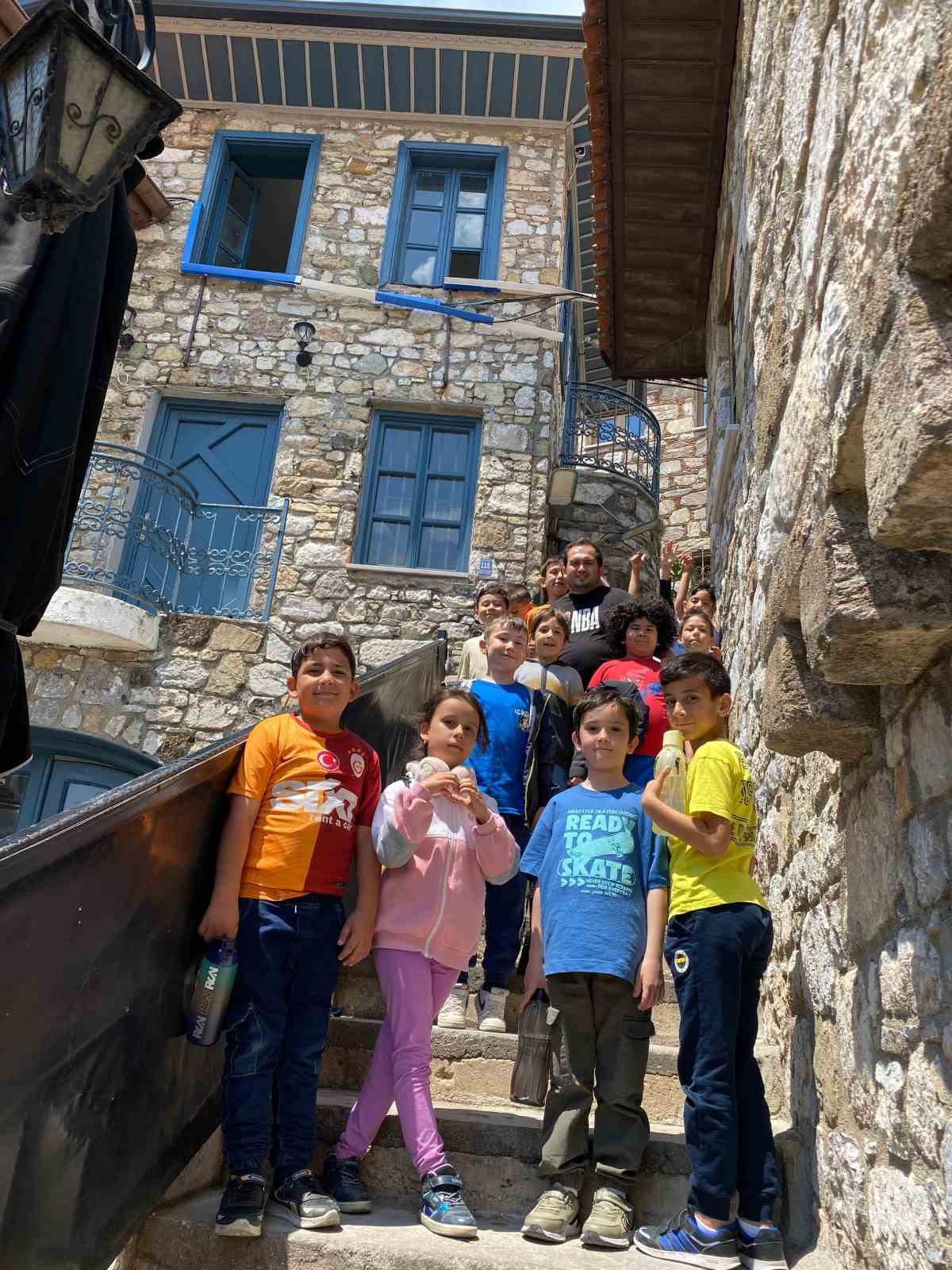 Menteşeli &ccedil;ocuklar tarihi resmetti
