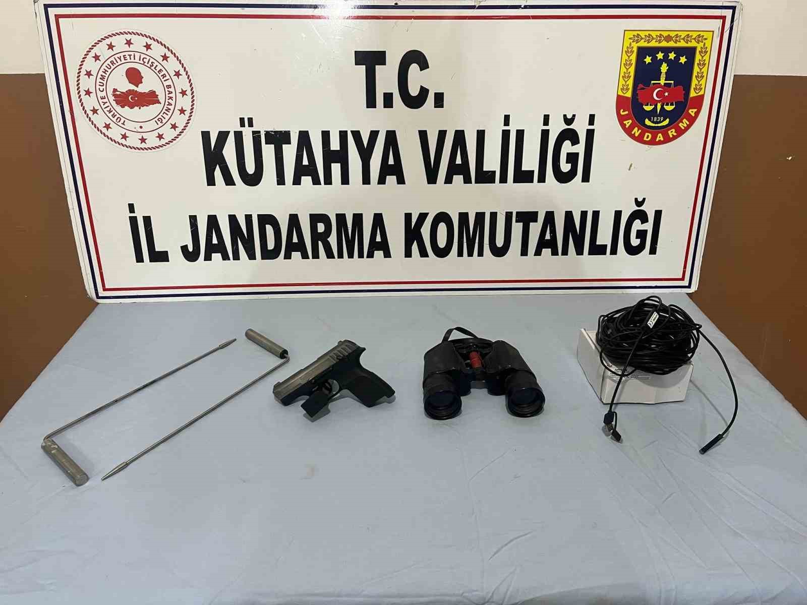 Kütahya’da jandarmadan kaçak kazı operasyonu: 2 şüpheli gözaltına alındı