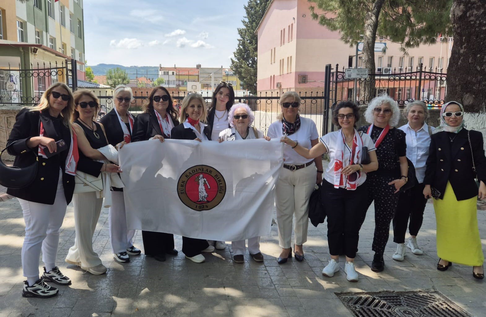 T&uuml;rk Kadınlar Birliği Bursa Şubesi&rsquo;nden İznik&rsquo;e anlamlı ziyaret
