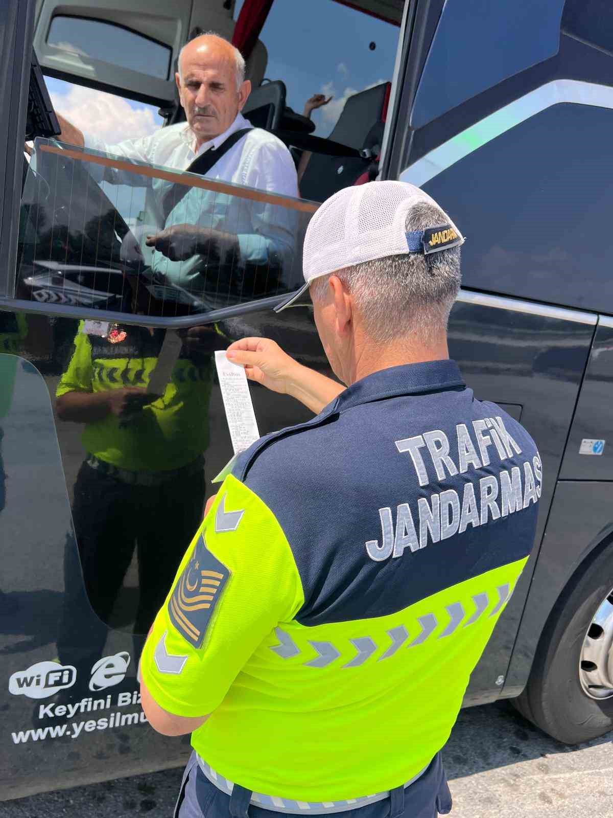 Janndarmadan bayram öncesi yol denetimi
