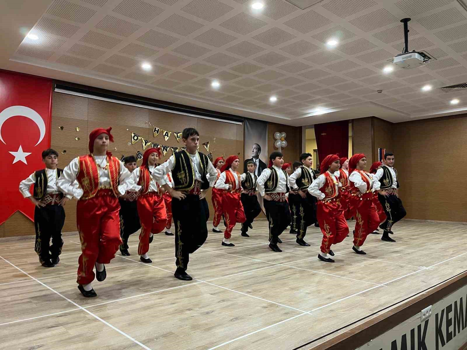 Halk oyunları gösterileri alkış aldı