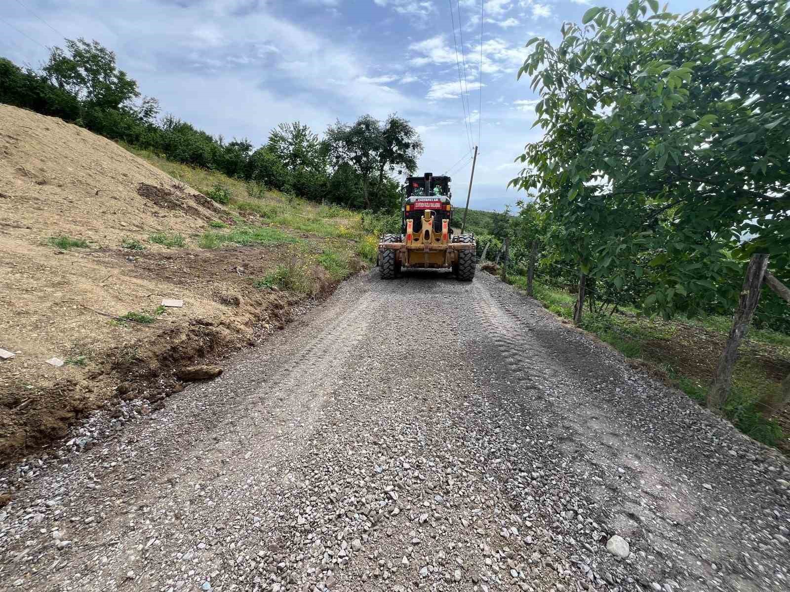 Malzemeli yol bakım çalışmaları sürüyor