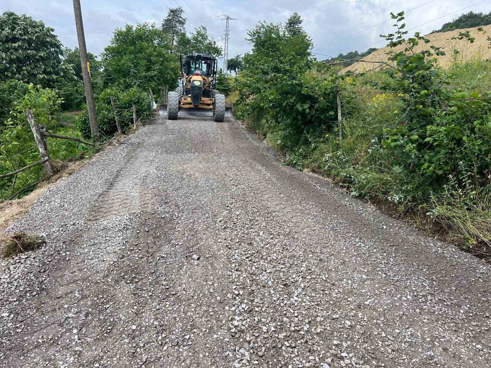 Malzemeli yol bakım &ccedil;alışmaları s&uuml;r&uuml;yor
