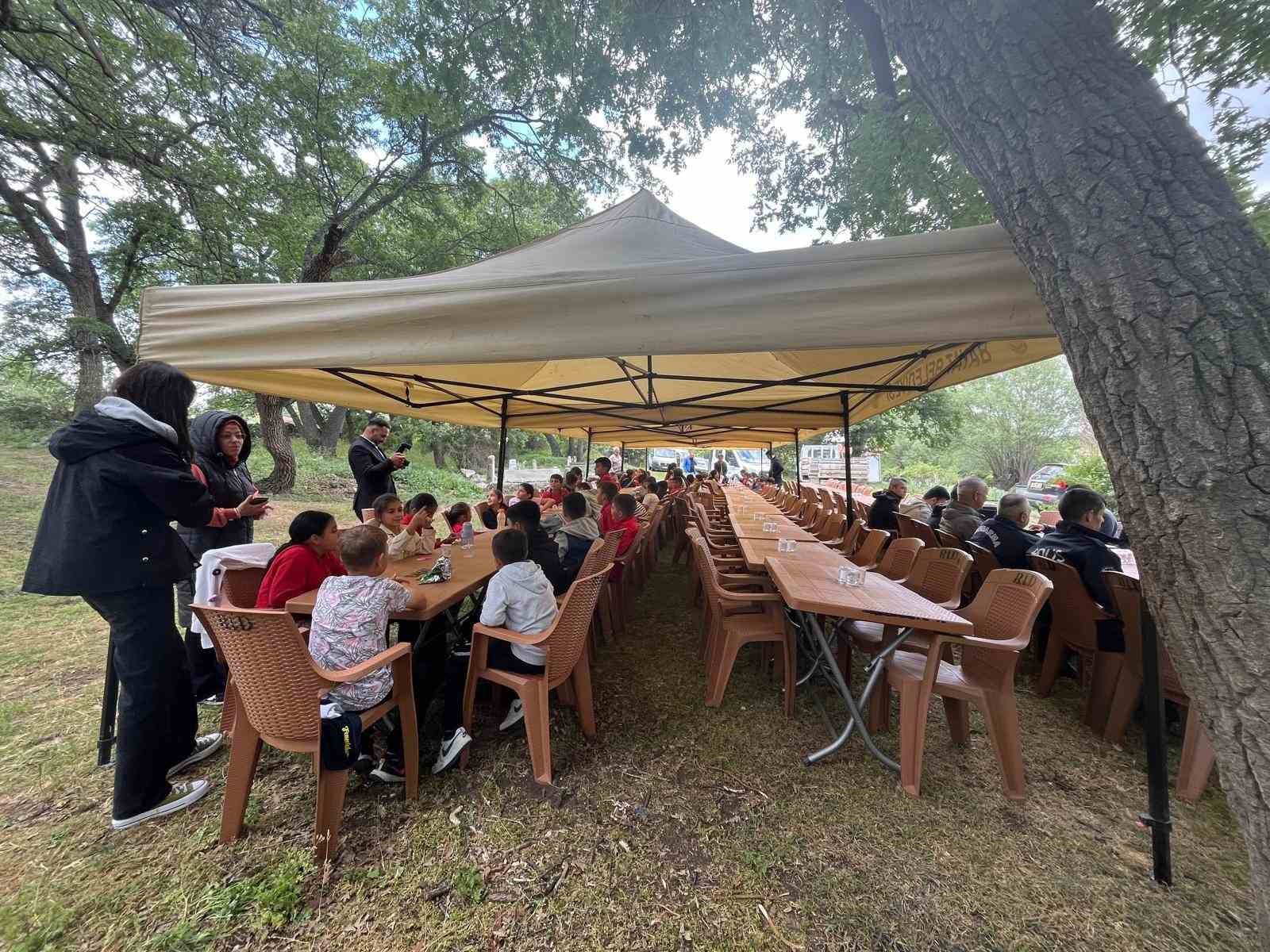 Protokol ve öğrencilerinin katılımıyla yağmur duası yapıldı