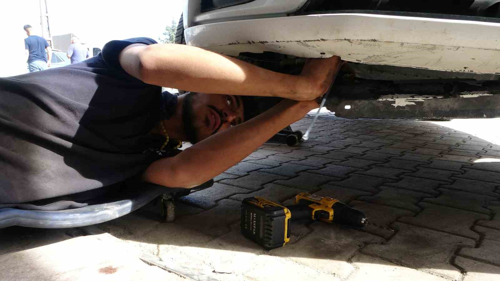 Malatya’da sağanak yağıştan etkilenen araçlar sanayi sitelerinde yoğunluğa neden oldu 