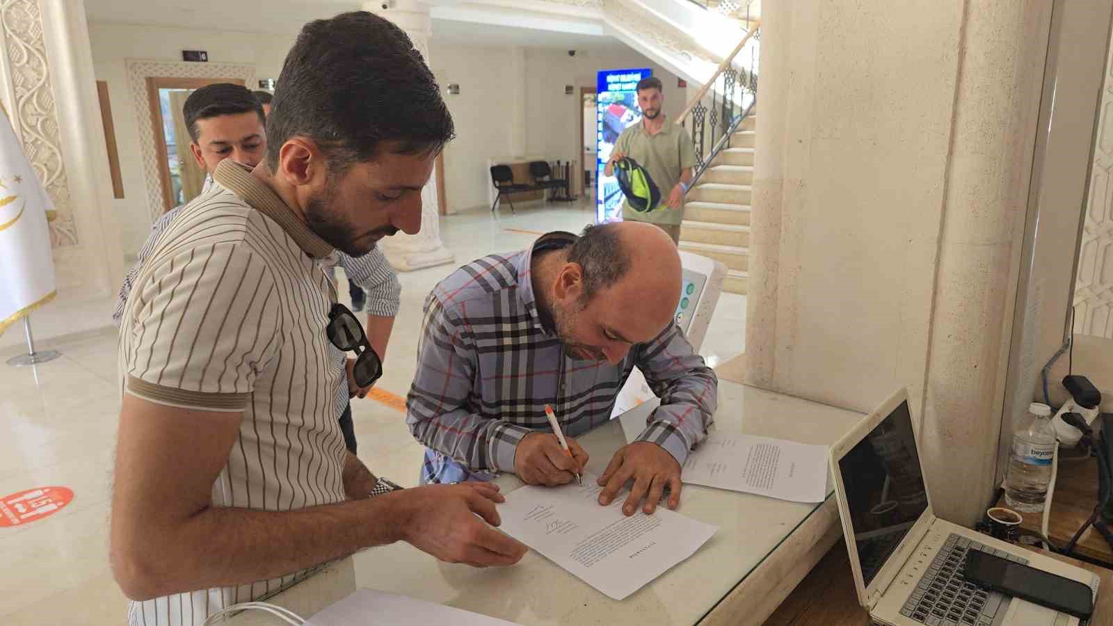 Temizlik görevlisinden örnek davranış: Yerde bulduğu 111 bin 500 lirayı sahibine ulaştırdı