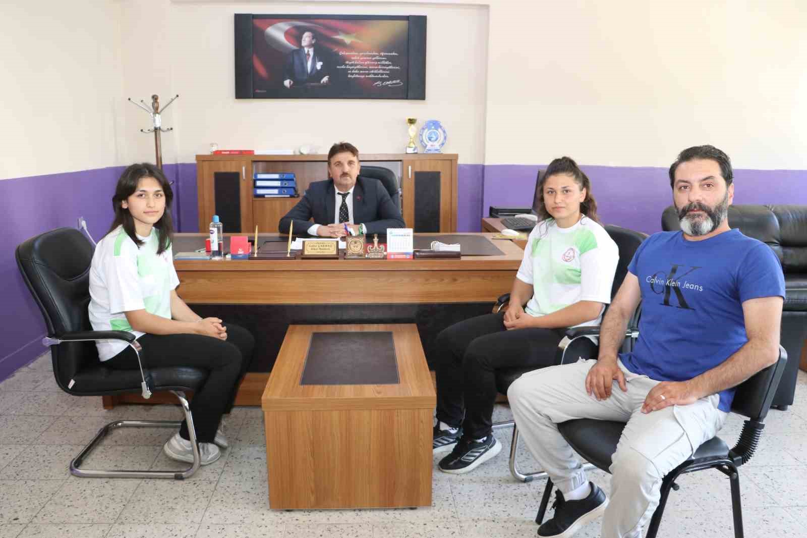 Bileği bükülmeyen kardeşler: Rukiye ve Ayşenur
