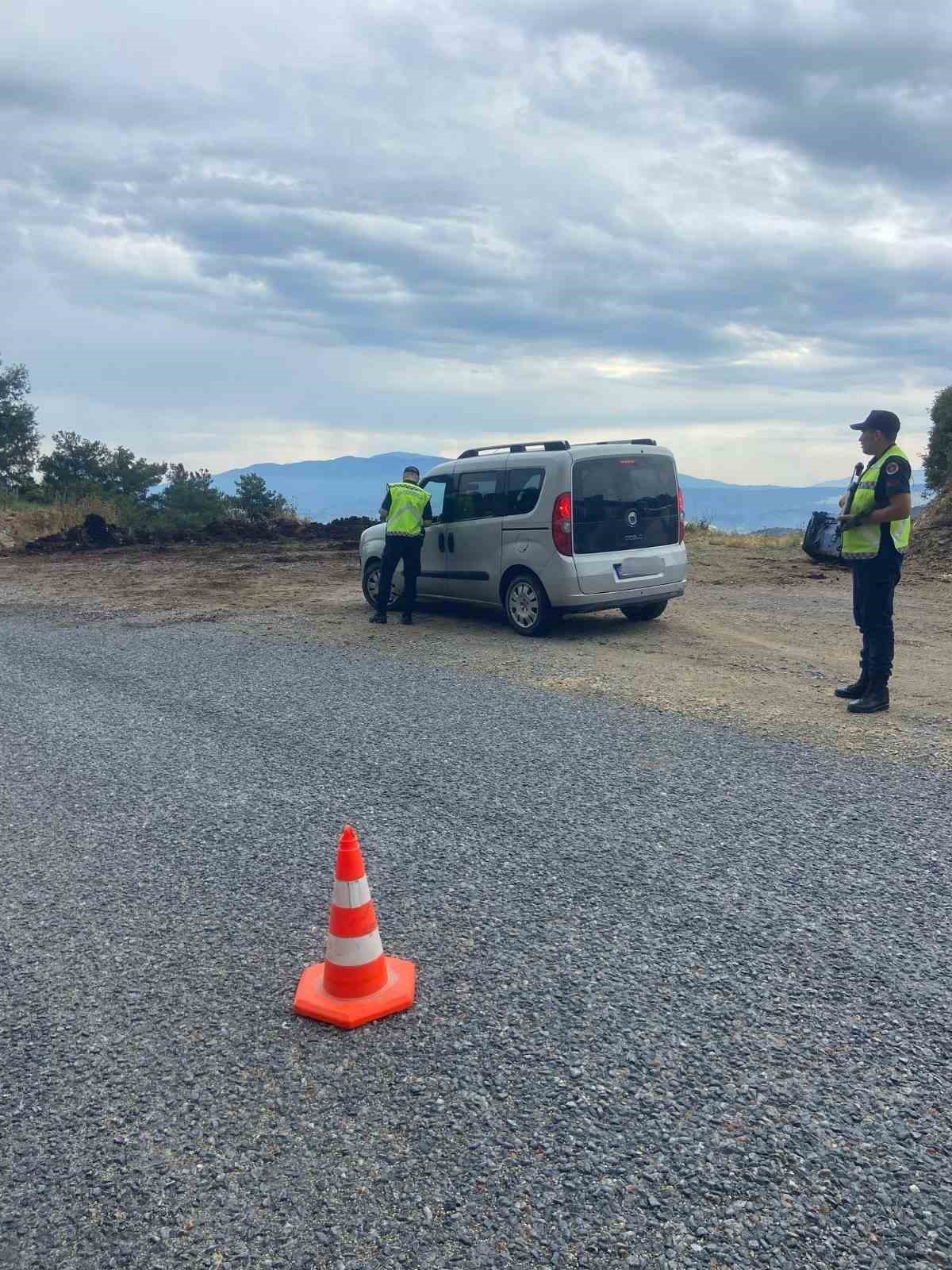 Jandarmadan pazarda hırsızlık ve sahte para denetimi