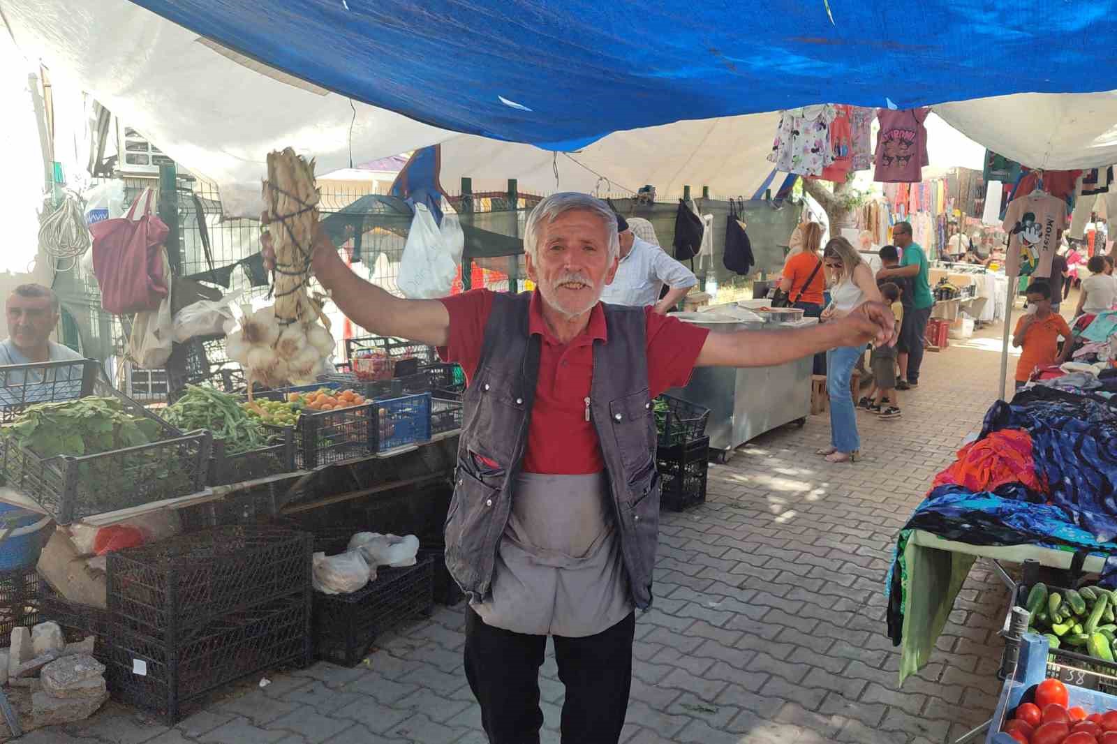 Şarkı söyleyerek ekmeğini kazanan pazarcı herkese neşe saçıyor