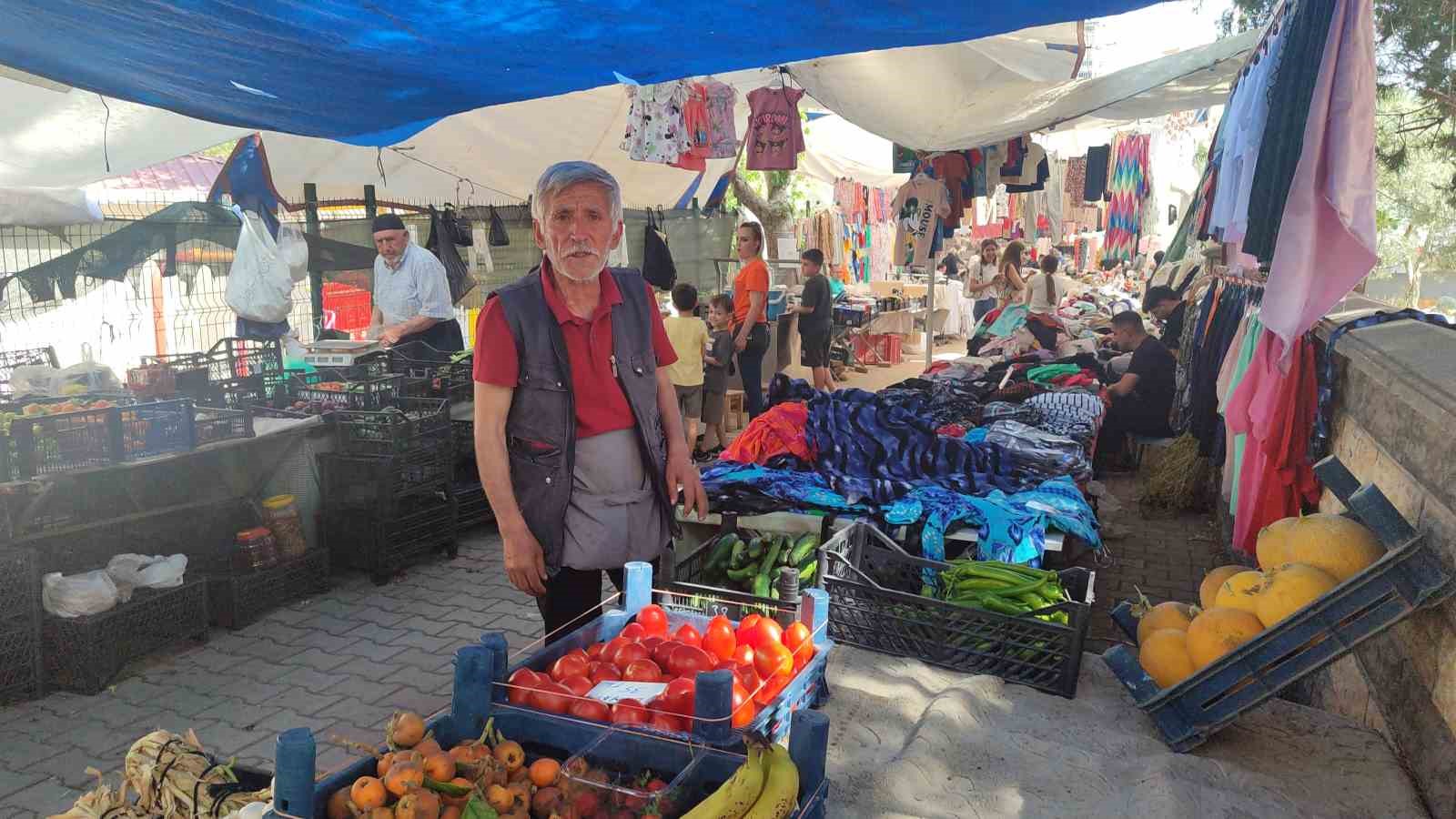 Şarkı s&ouml;yleyerek ekmeğini kazanan pazarcı herkese neşe sa&ccedil;ıyor
