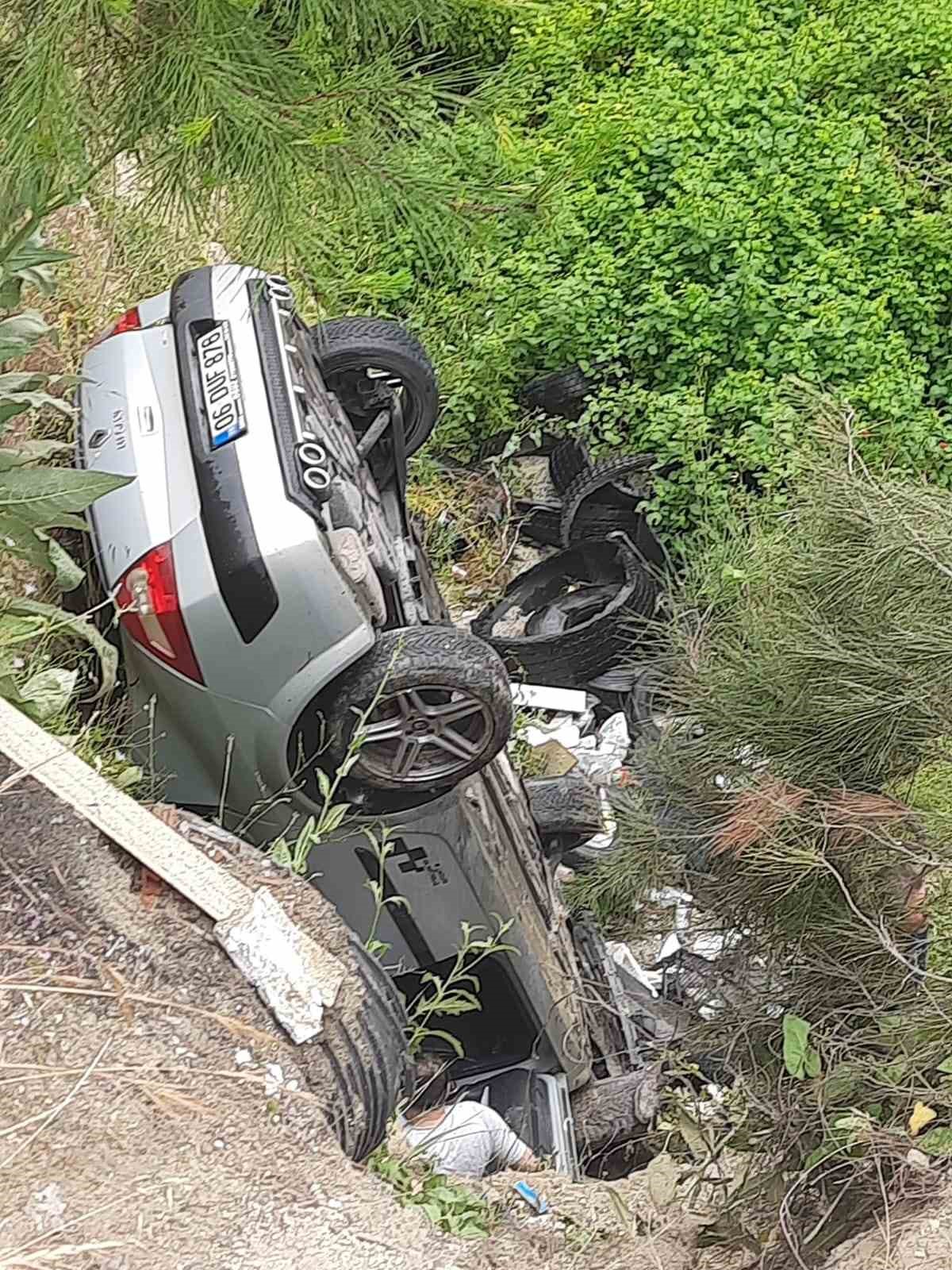 Karşı şeride geçip şarampole uçan otomobili sürücüsü yaralandı
