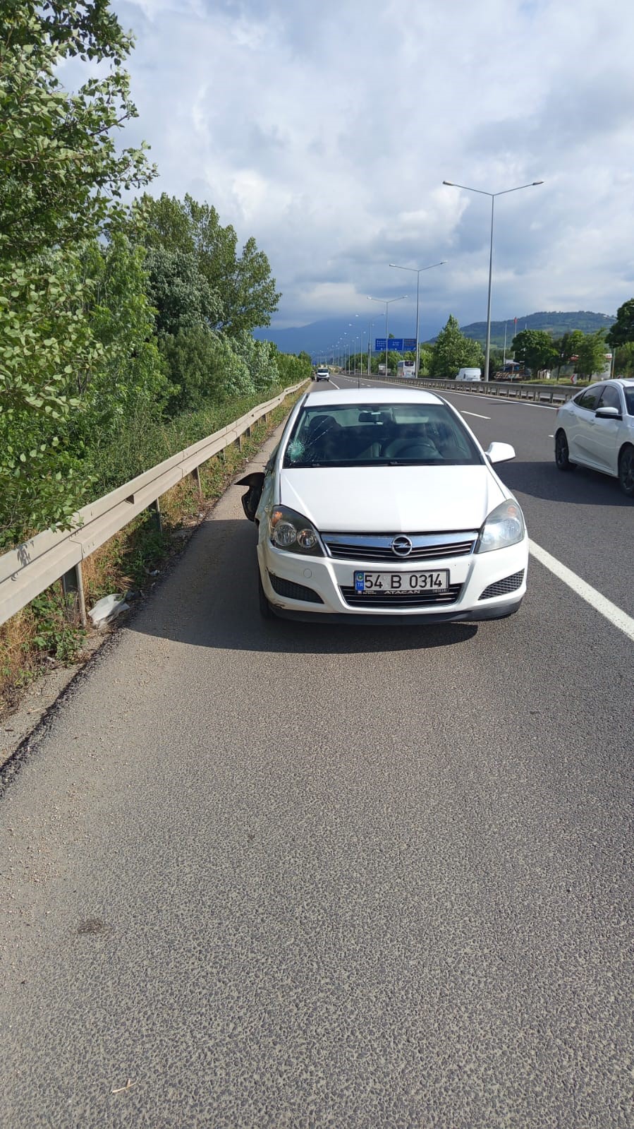 Otomobil ile motosiklet çarpıştı: 3 yaralı