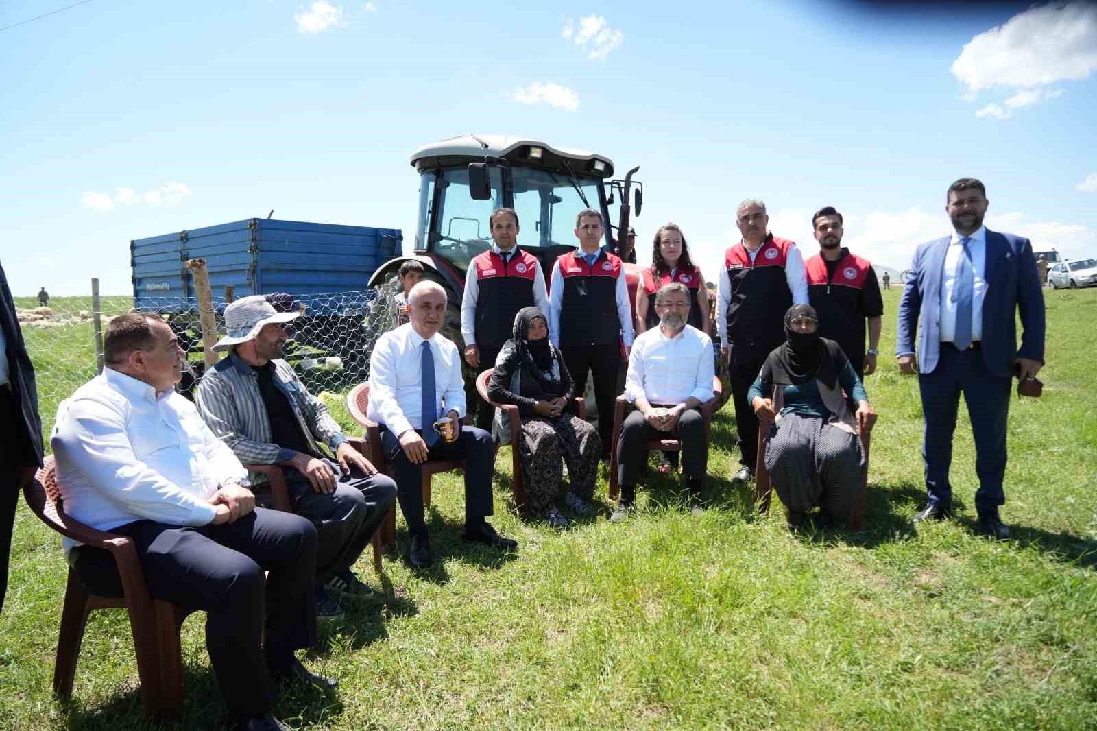 Bakan Yumaklı, süt sağan kadınlara eşlik etti, keçi sağdı