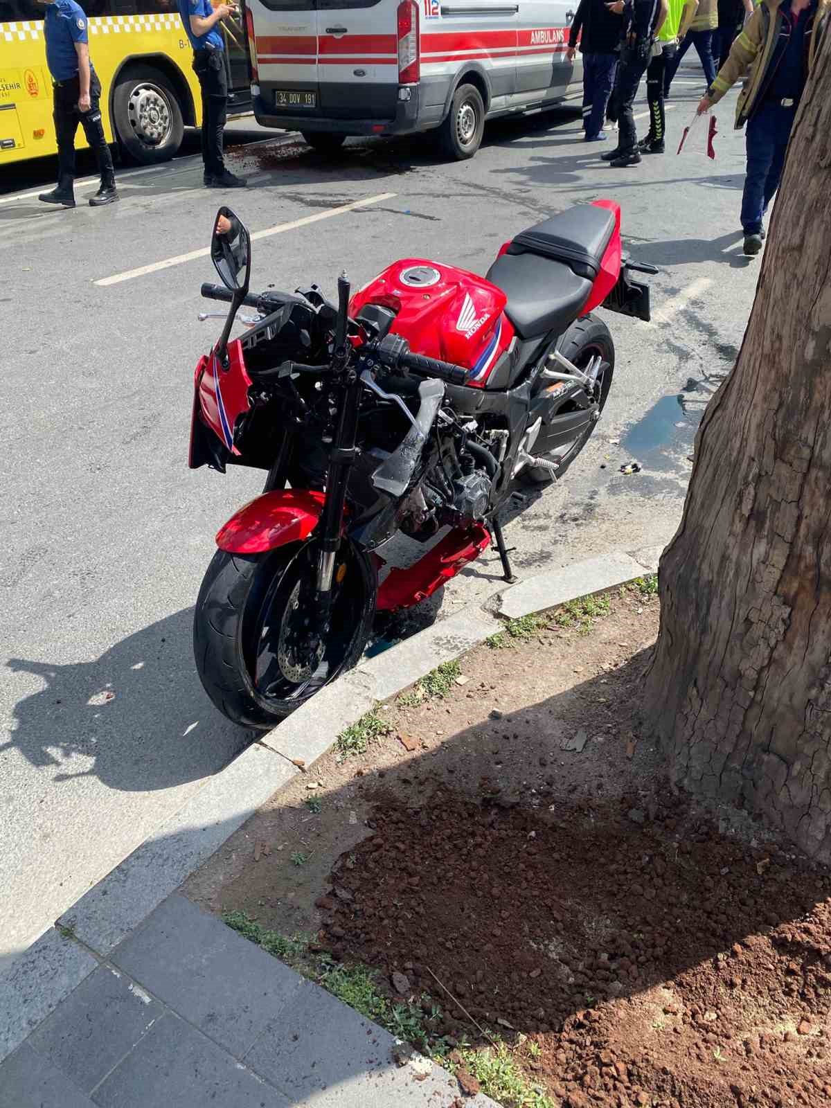 Beşiktaş&rsquo;ta kafa kafaya &ccedil;arpışan 2 motosiklet s&uuml;r&uuml;c&uuml;s&uuml; yaralandı
