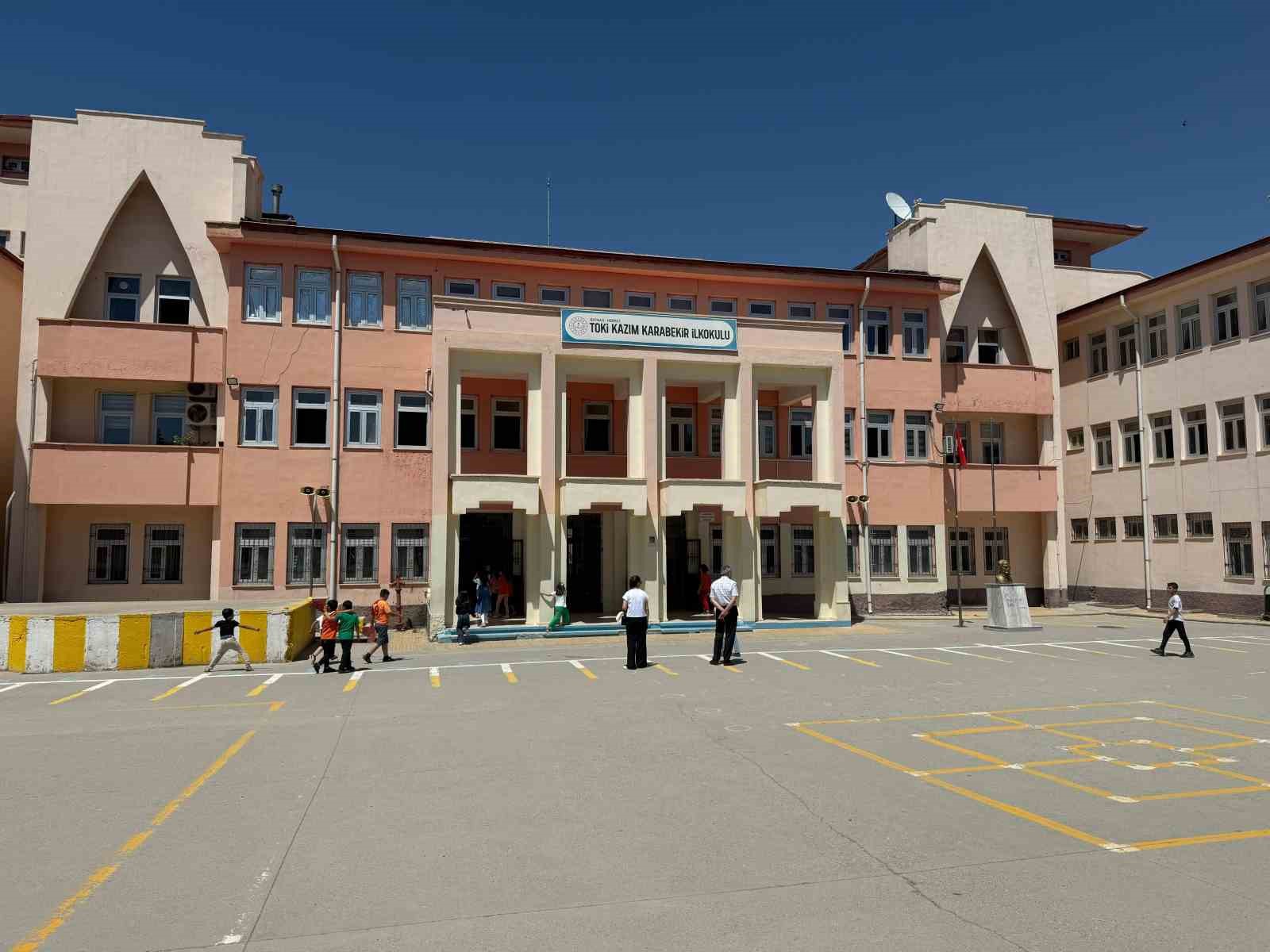 Batman&rsquo;da &ouml;ğrenciler &ccedil;evre bilinci kazanarak atık malzemelerden ders materyalleri oluşturdu
