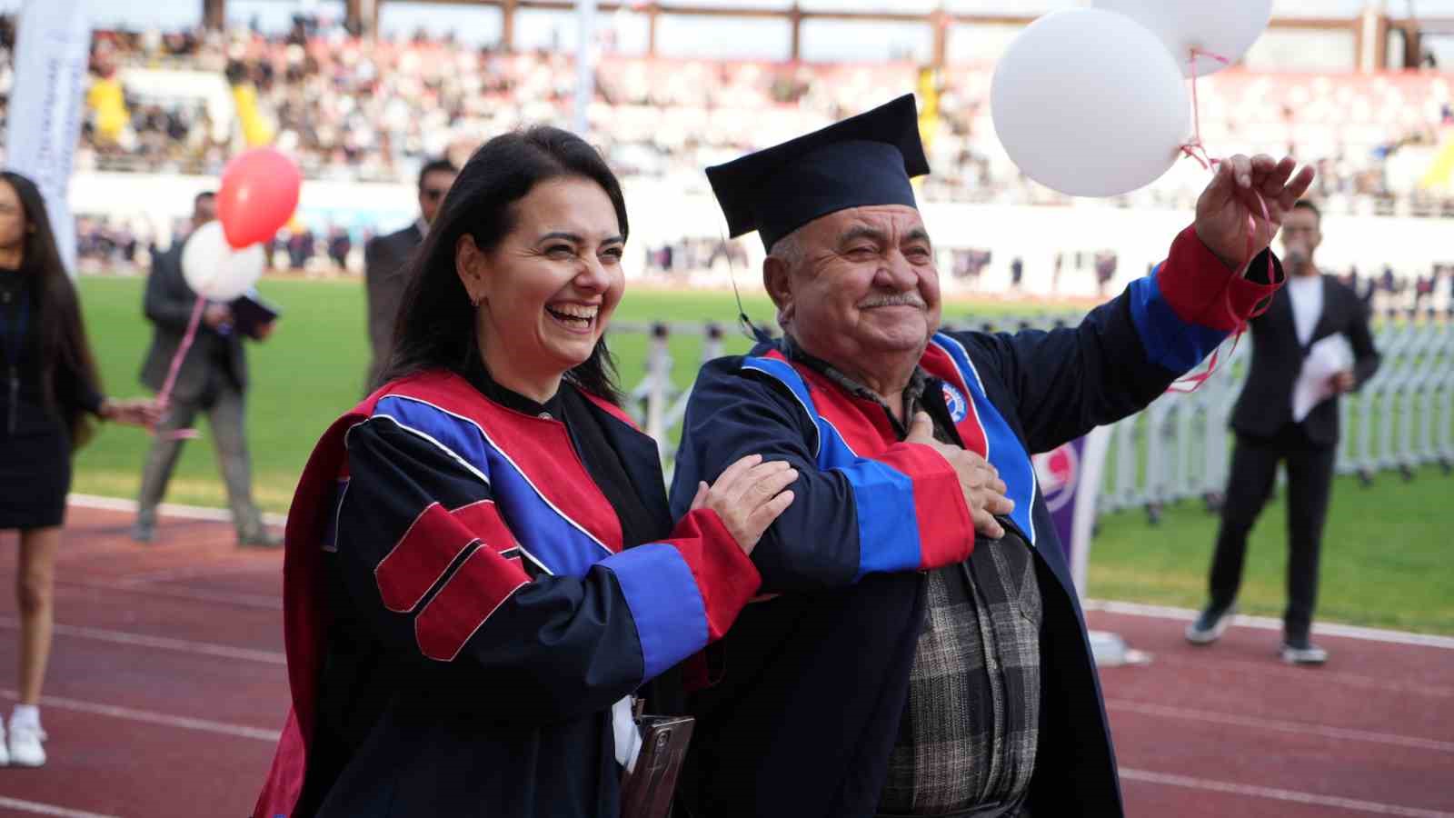 76 yıl sonra gelen mezuniyet: Hayaller üniversite mezuniyet kortejinde gerçek oldu