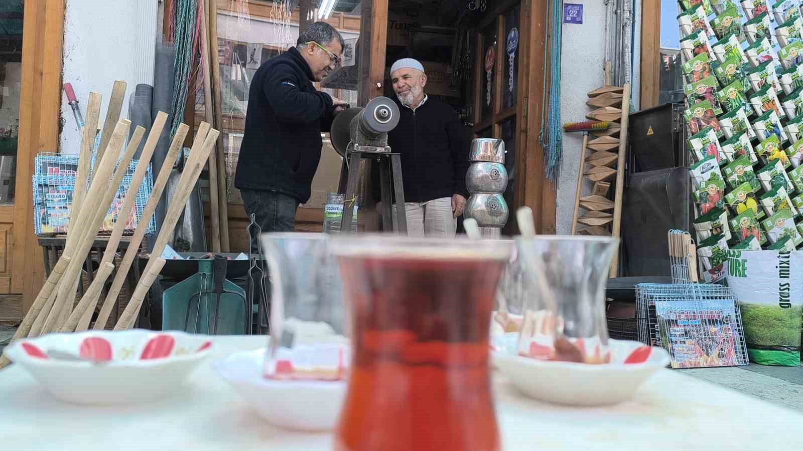 Baba - oğul bayram öncesi bıçak bileme mesaisinde