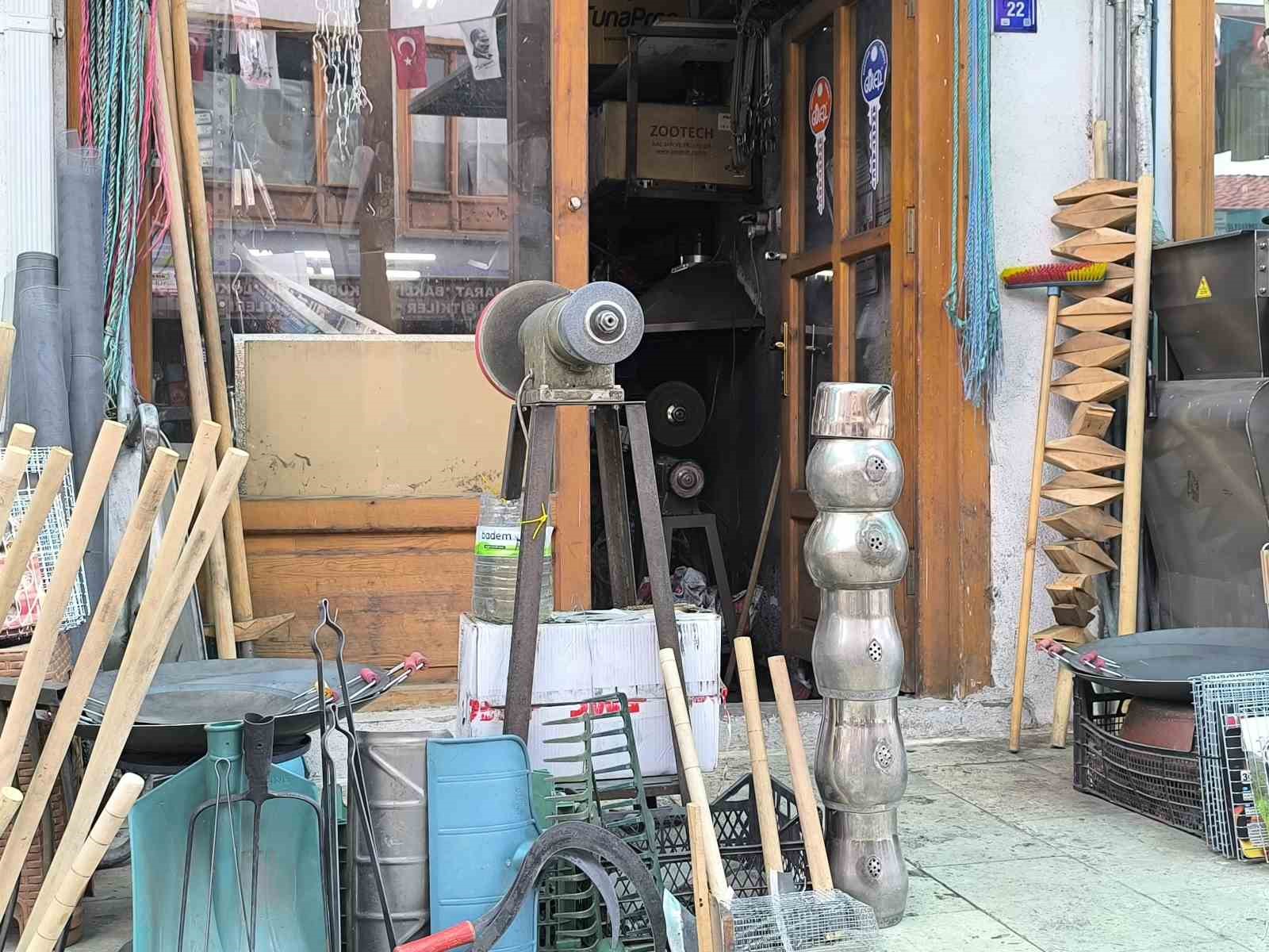 Baba - oğul bayram &ouml;ncesi bı&ccedil;ak bileme mesaisinde
