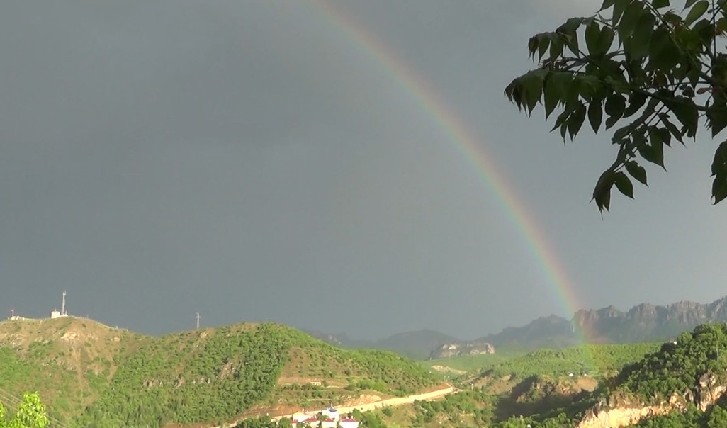 Tunceli&rsquo;de, yağmur sonrası &ccedil;ıkan g&ouml;kkuşağı g&ouml;rsel ş&ouml;len sundu
