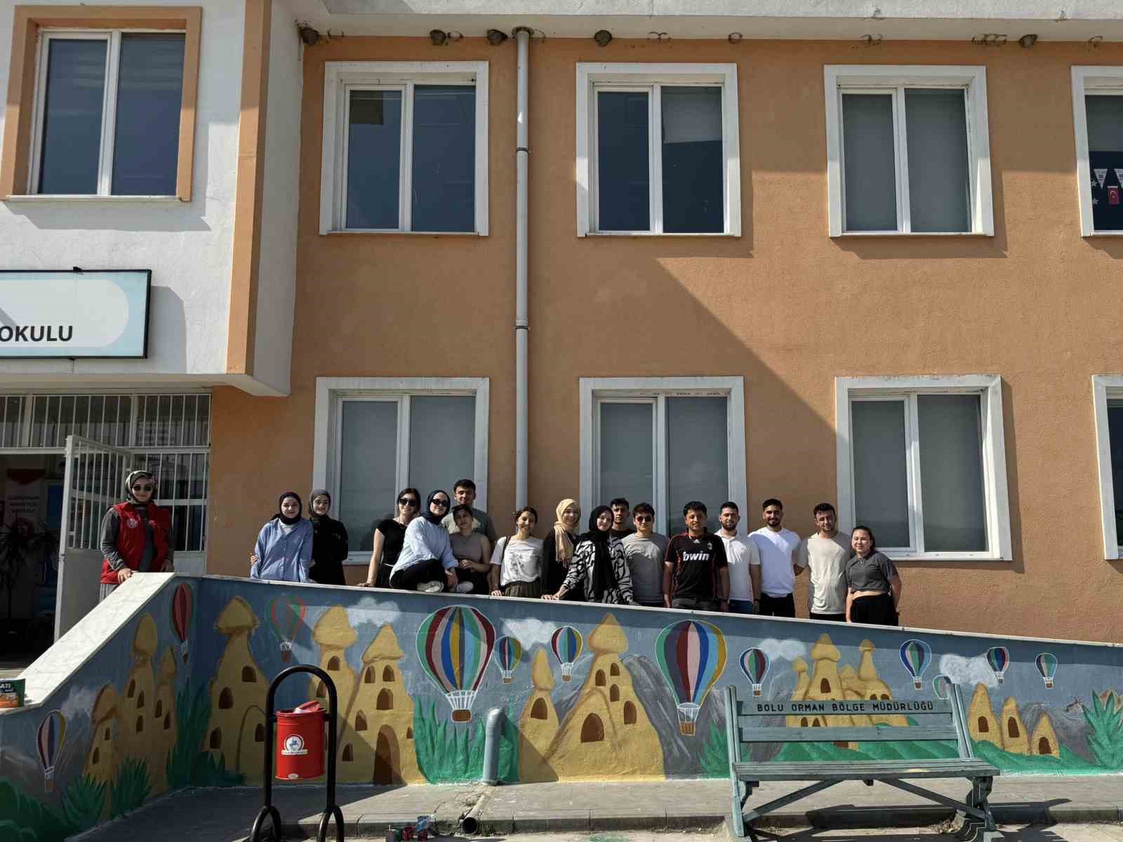 Düzce’de okul duvarlarına renkli dokunuş