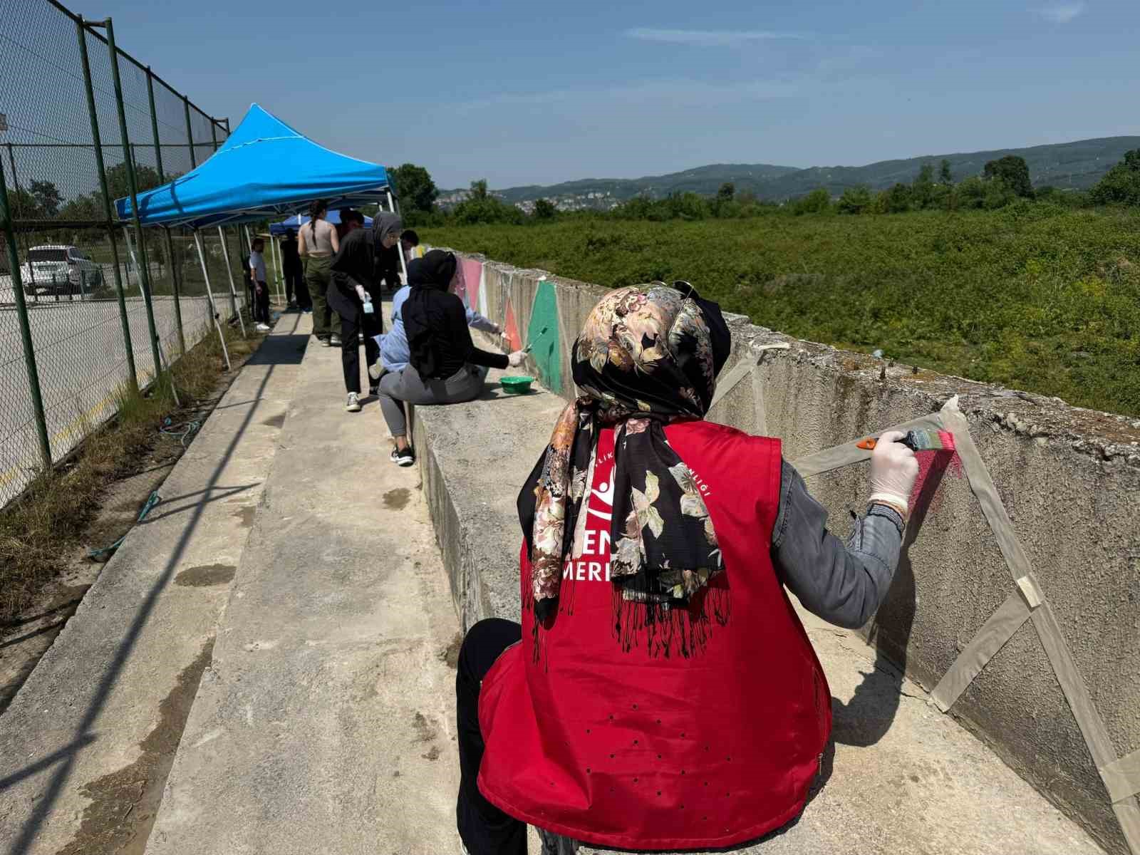 D&uuml;zce&rsquo;de okul duvarlarına renkli dokunuş
