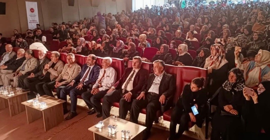 Tavşanlı M&uuml;ft&uuml;l&uuml;ğ&uuml; Kavaklı Amine Hatun Kur&rsquo;an Kursu yıl sonu programı b&uuml;y&uuml;k ilgi g&ouml;rd&uuml;
