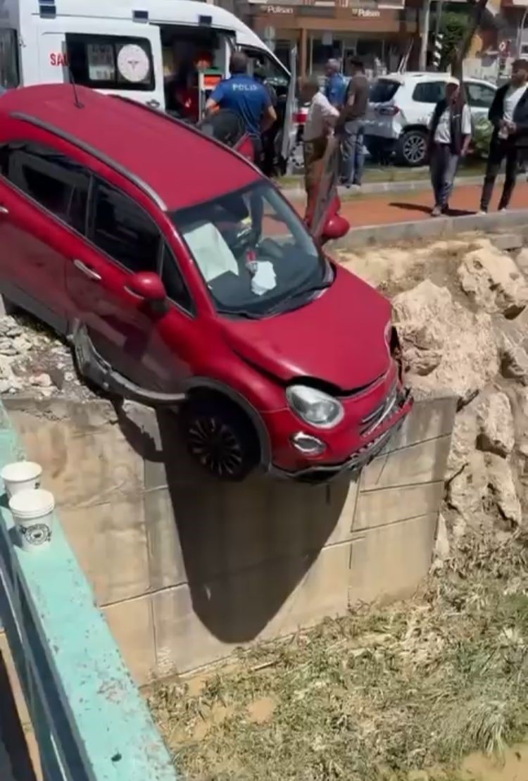 Çarpışan araçlardan biri kanal kenarında askıda kaldı: 3 yaralı