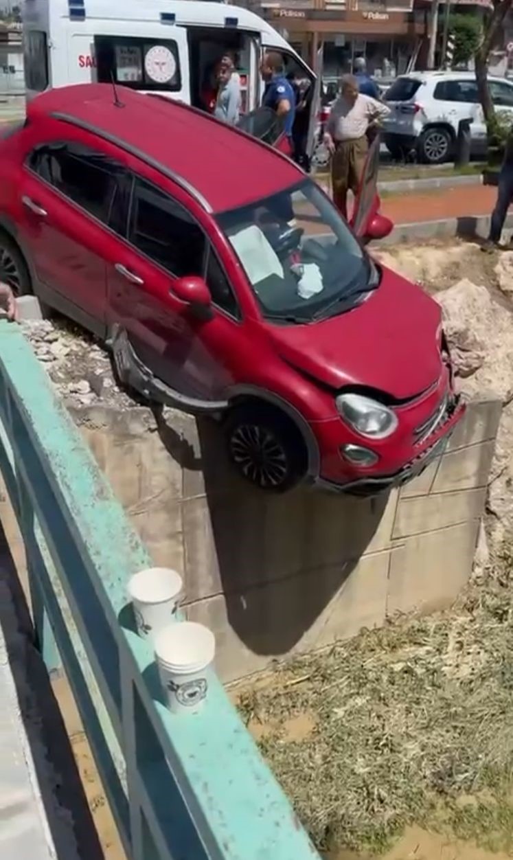 Çarpışan araçlardan biri kanal kenarında askıda kaldı: 3 yaralı