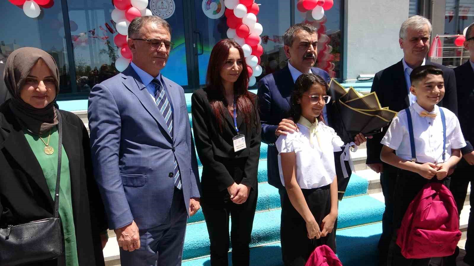 Milli Eğitim Bakanı Tekin, Erciş Bilim ve Sanat Merkezi’nin açılışını yaptı