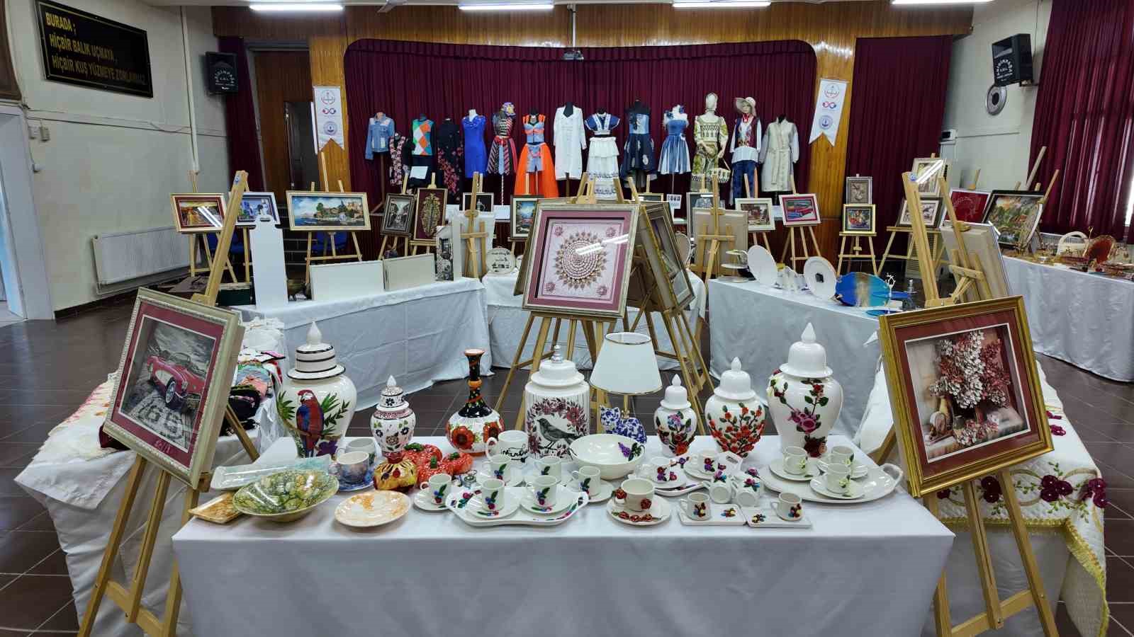 Gediz Halk Eğitim Merkezi yıl sonu sergisi göz kamaştırdı