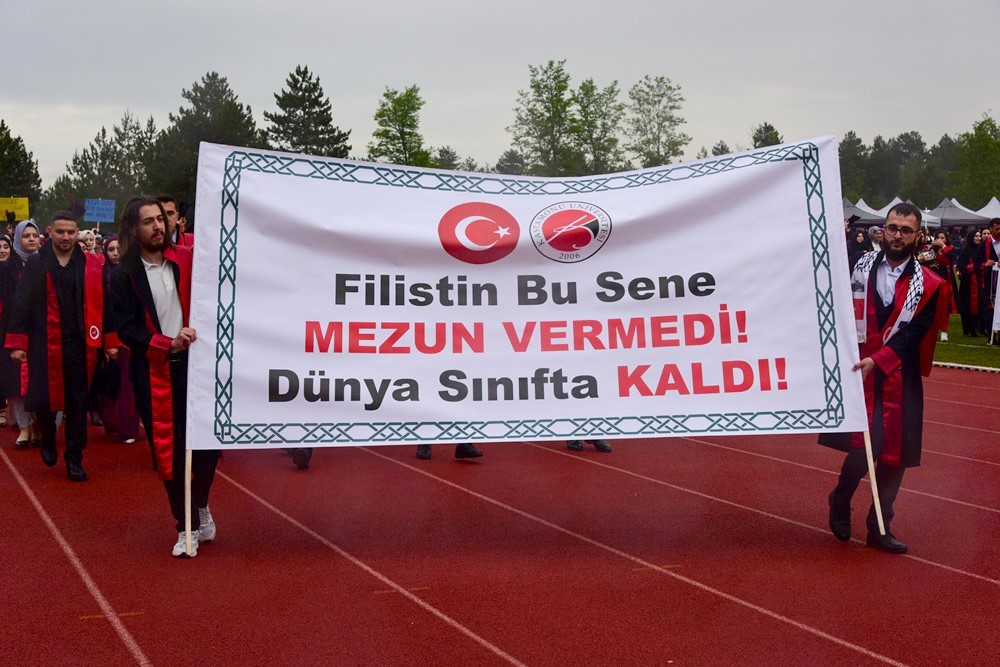 Kastamonu &Uuml;niversitesi&rsquo;nde 4 bini aşkın &ouml;ğrencinin mezuniyet coşkusu
