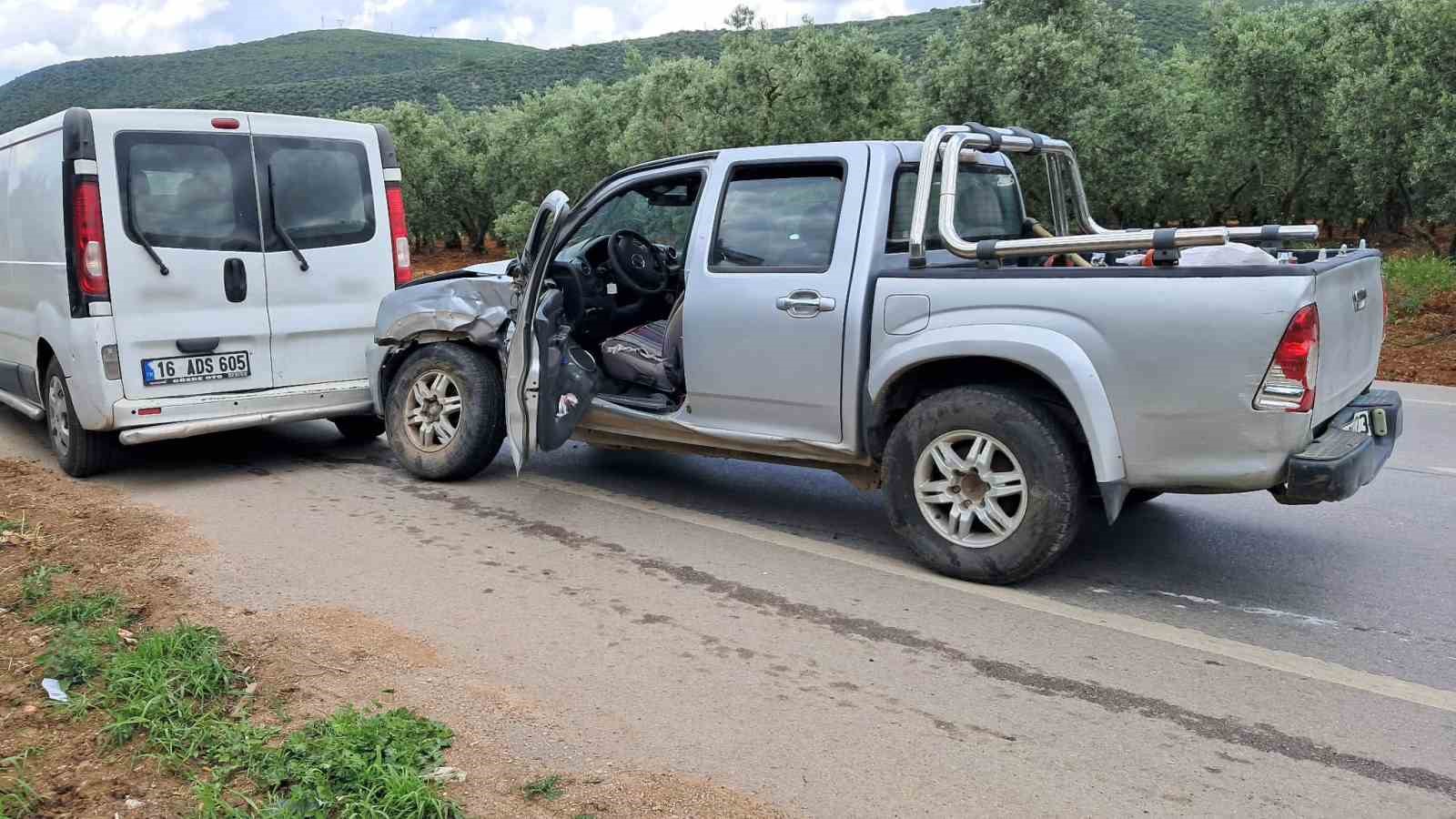 Minib&uuml;sle kamyonet &ccedil;arpıştı: 2 yaralı
