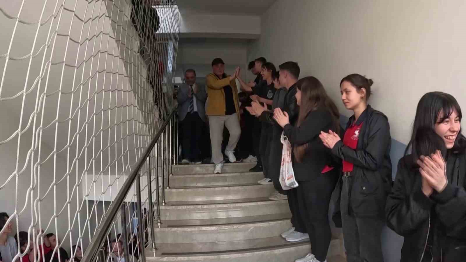 Emekliye ayrılan 45 yıllık &ouml;ğretmene veda: &Ouml;ğrenciler koridorda sıralandı, alkışlarla uğurladı
