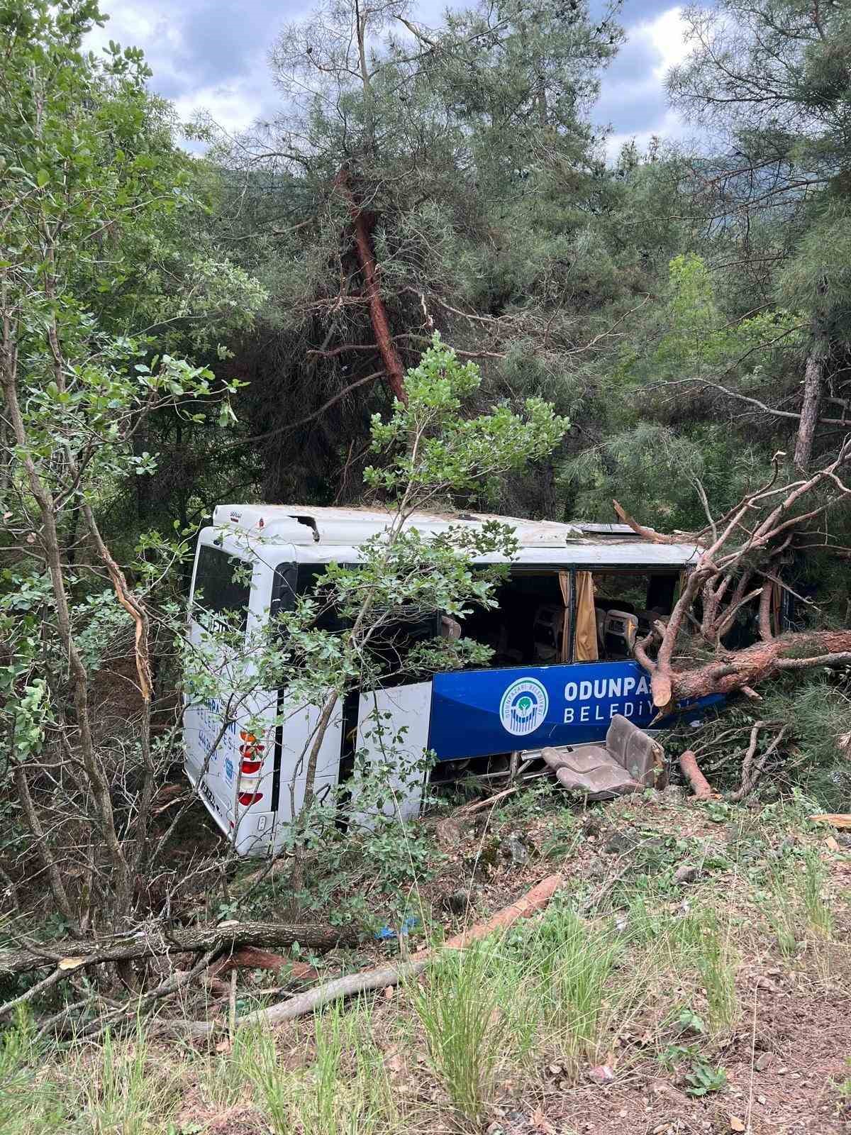 Mihalgazi-  Eskişehir yolunda midib&uuml;s şarampole u&ccedil;tu: 28 yaralı
