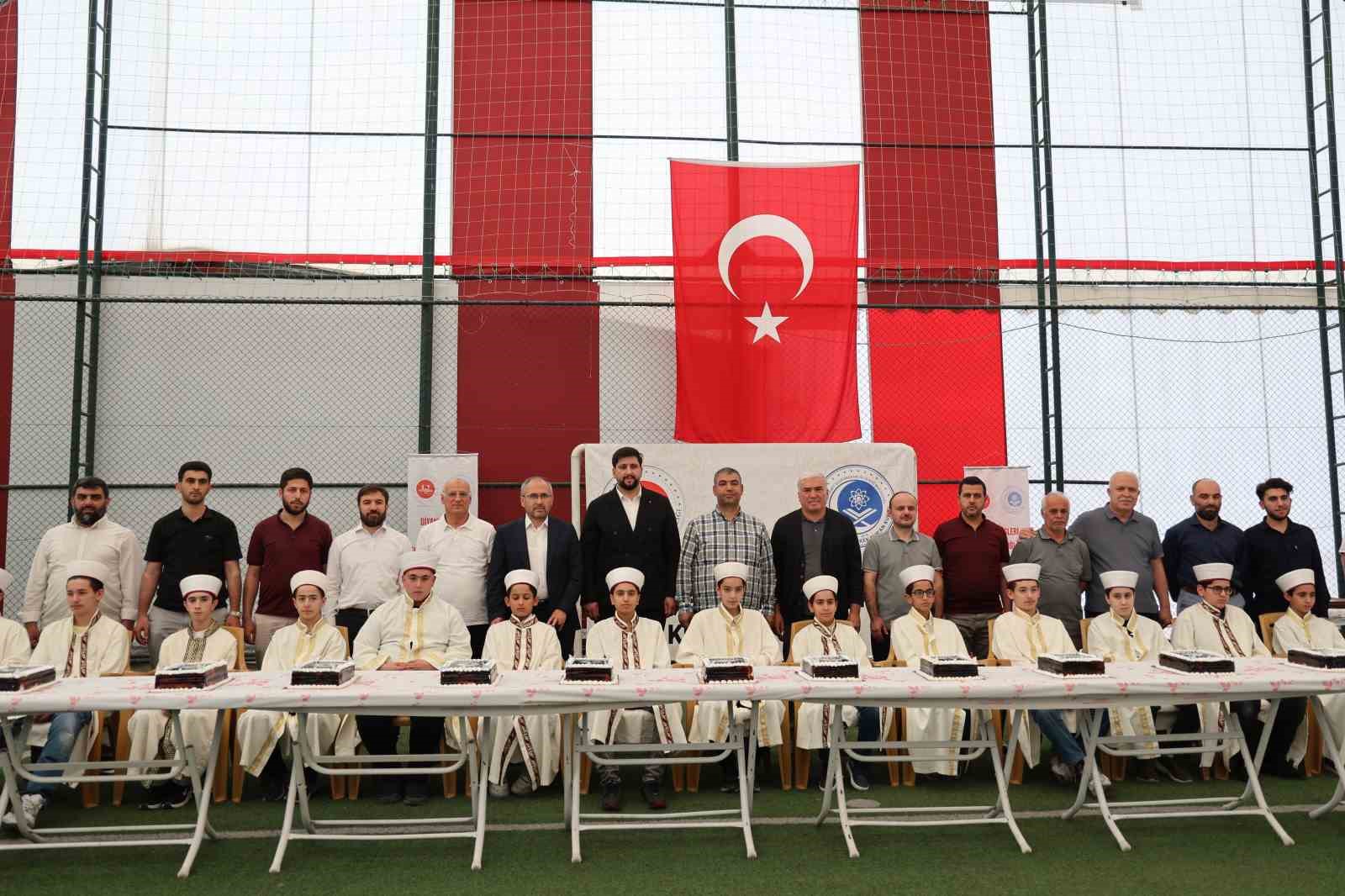 Altınçevre Kur’an kursunda hafızlara özel tören: 22 hafız için 22 pasta kesildi
