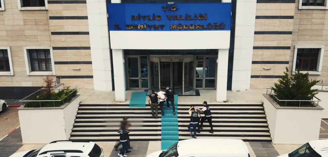 Otomobilin yedek lastiği içinde 4 kilo skunk uyuşturucu madde ele geçirildi