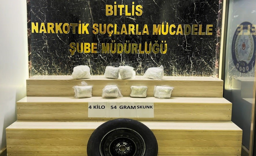 Otomobilin yedek lastiği i&ccedil;inde 4 kilo skunk uyuşturucu madde ele ge&ccedil;irildi
