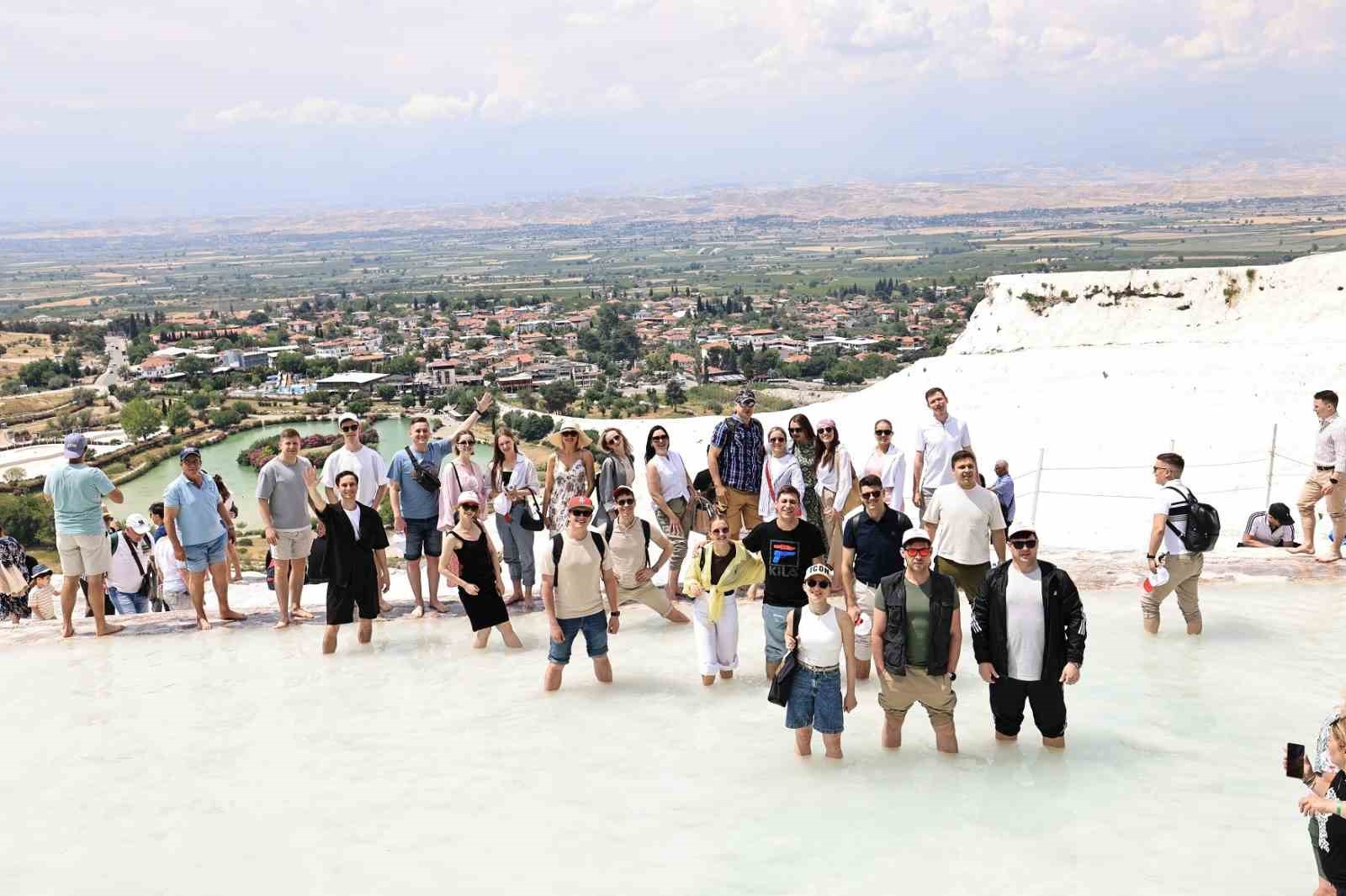 Dünyaca ünlü Kızıl Ordu Korosu, Pamukkale’ye hayran kaldı