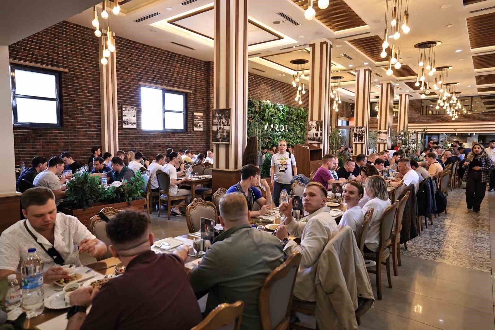 D&uuml;nyaca &uuml;nl&uuml; Kızıl Ordu Korosu, Pamukkale&rsquo;ye hayran kaldı
