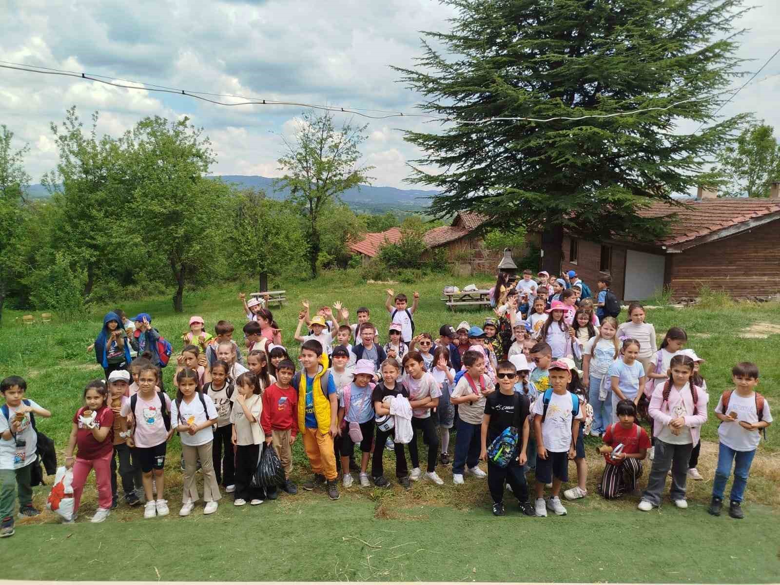 Minik eller &ccedil;&ouml;mlekle buluştu
