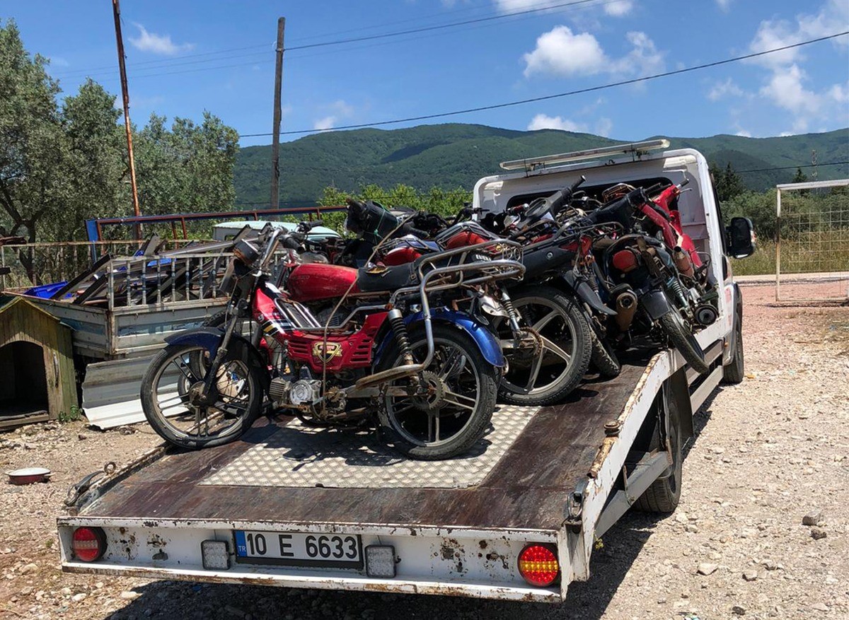 Erdek’te tescilsiz motosikletler toplandı