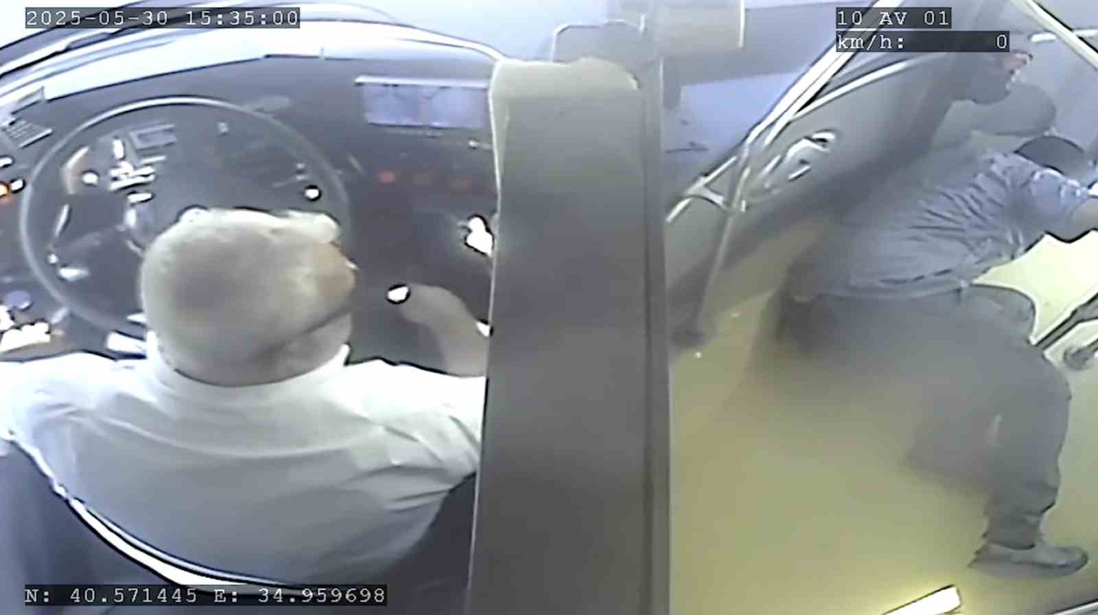 Halk otobüsünde epilepsi nöbeti geçiren yolcuyu şoför hastaneye yetiştirdi