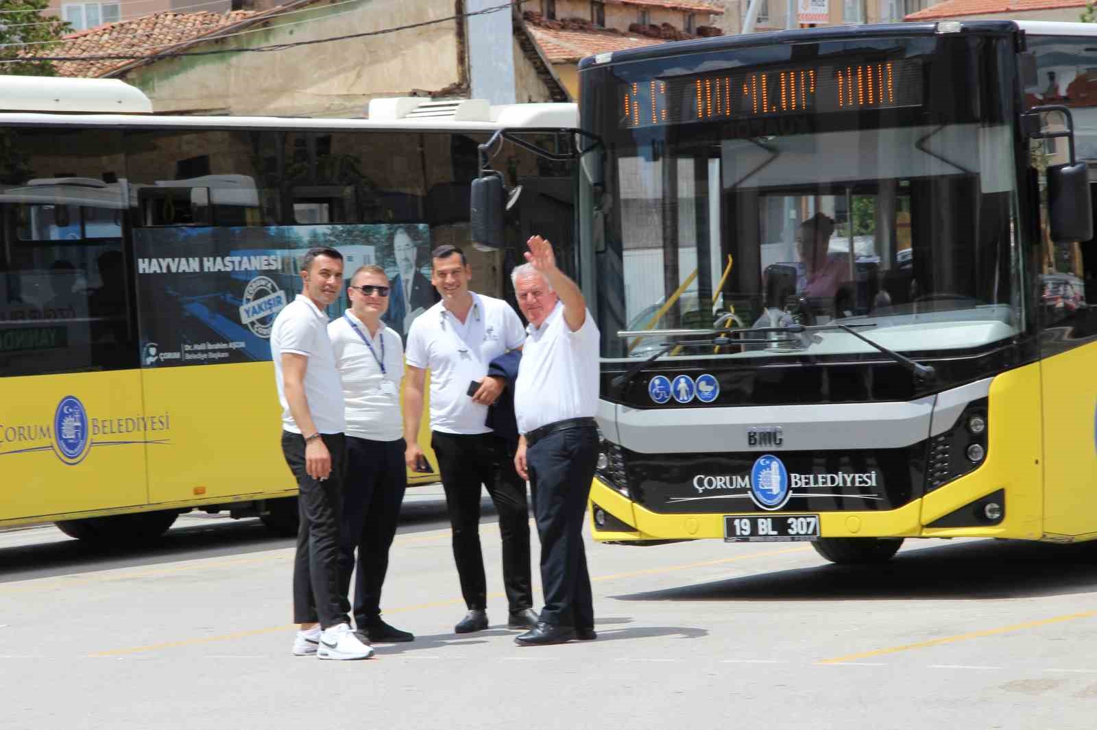 Halk otob&uuml;s&uuml;nde epilepsi n&ouml;beti ge&ccedil;iren yolcuyu şof&ouml;r hastaneye yetiştirdi
