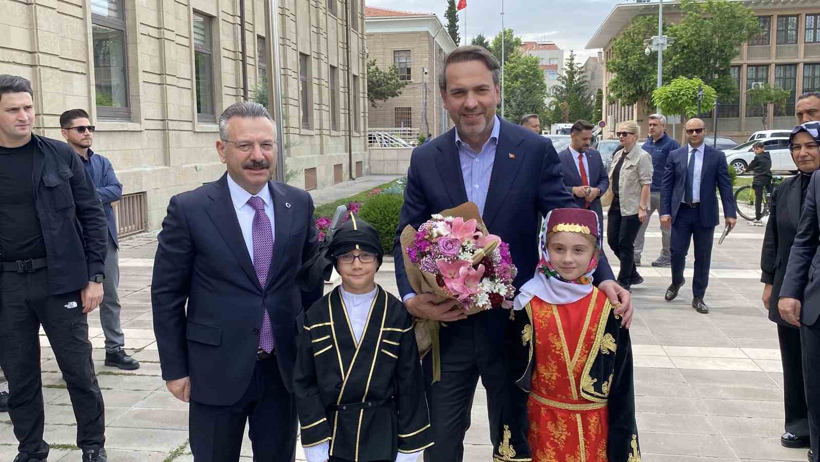 Bakan Bayraktar, Eskişehir Valiliği’ni ziyaret etti