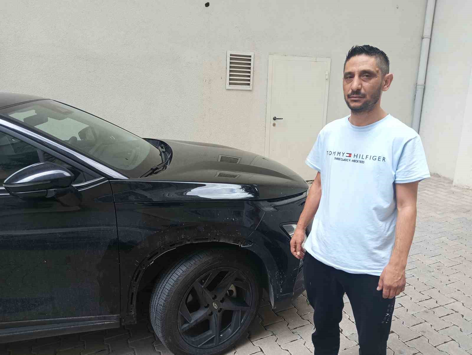 Sahipsiz k&ouml;pek s&uuml;r&uuml;s&uuml; park halindeki araca saldırarak zarar verdi
