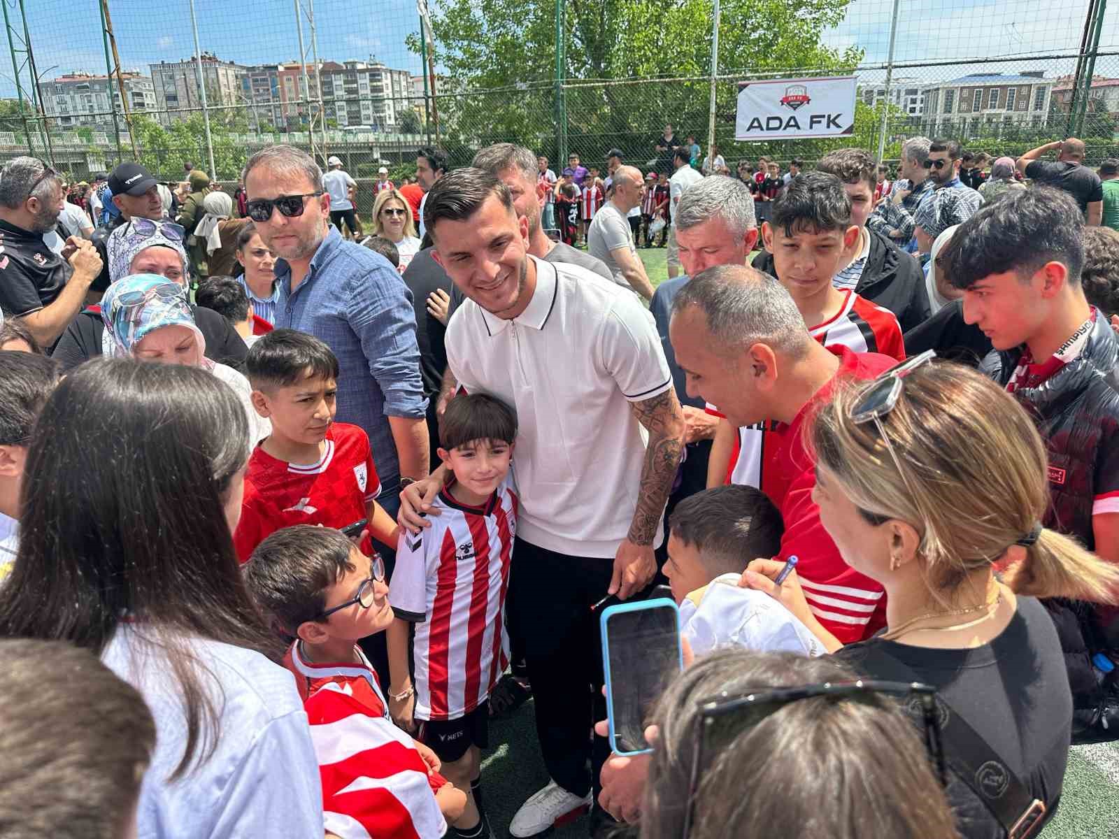 Samsunsporlu oyunculardan miniklere motivasyon ziyareti