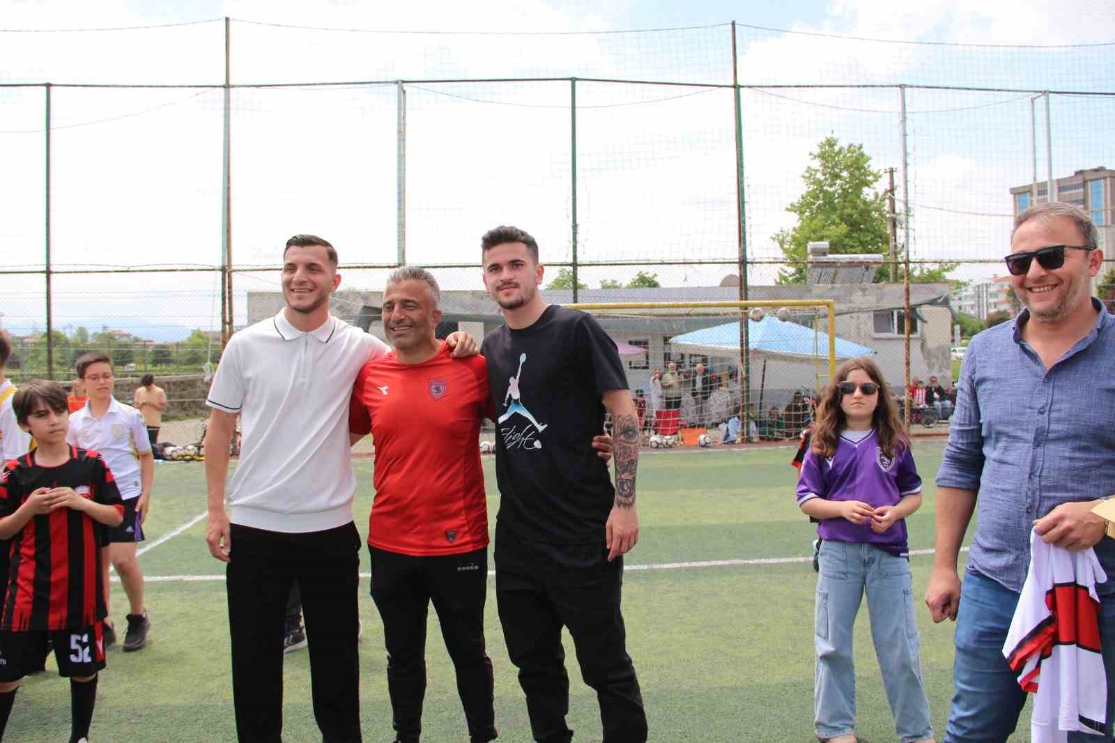 Samsunsporlu oyunculardan miniklere motivasyon ziyareti
