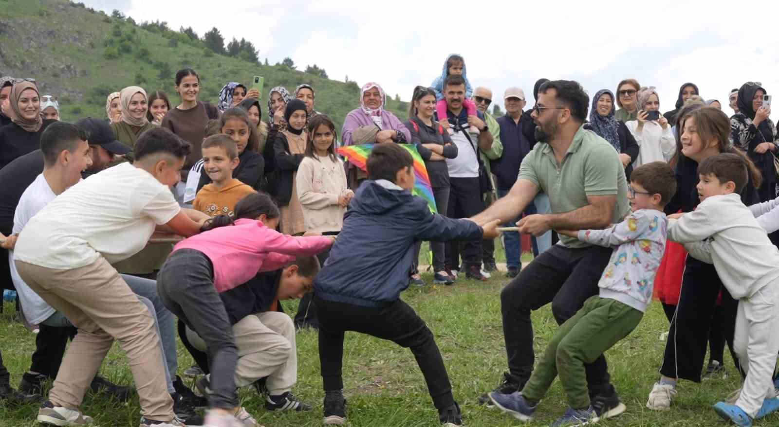 Kov Kalesi eteklerinde şenlik coşkusu
